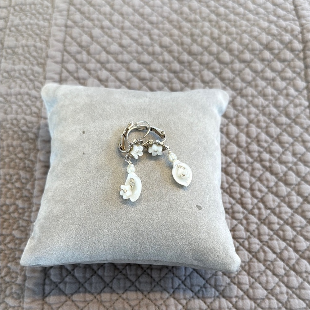 Boucles d’oreilles en nacre.